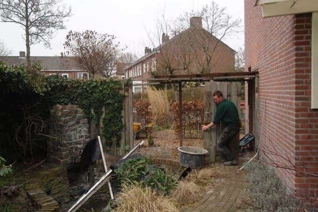 De oude tuin, zoals wij hem te zien kregen, later ziet u het eindresultaat, leegruimen van de tuin